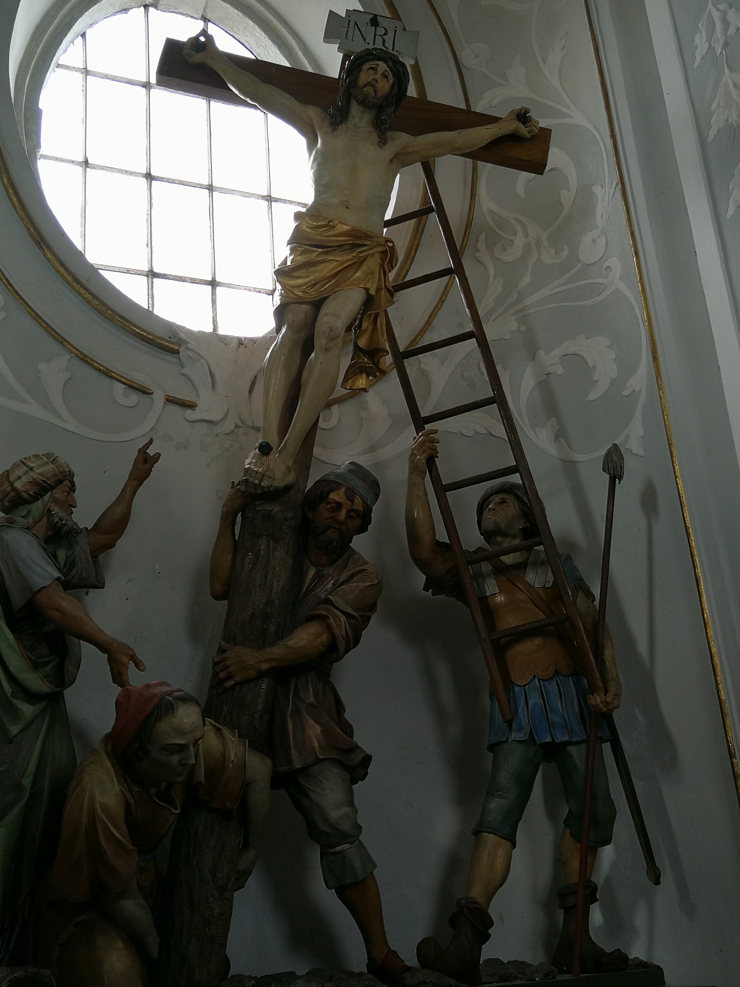 16. Station:  Jesus wird am Kreuz erhöht