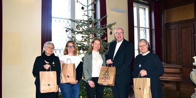 kfb-Vorsitzende Roselinde Strommer, kfb-Geschäftsführerin Rebecca Gerdenitsch-Schwarz, interim. Anstaltsleiterin Julia Macheiner, Diözesanbischof Ägidius Zsifkovics und Schwester Pia mit einigen Geschenksackerln von der Aktion 'Freude teilen'