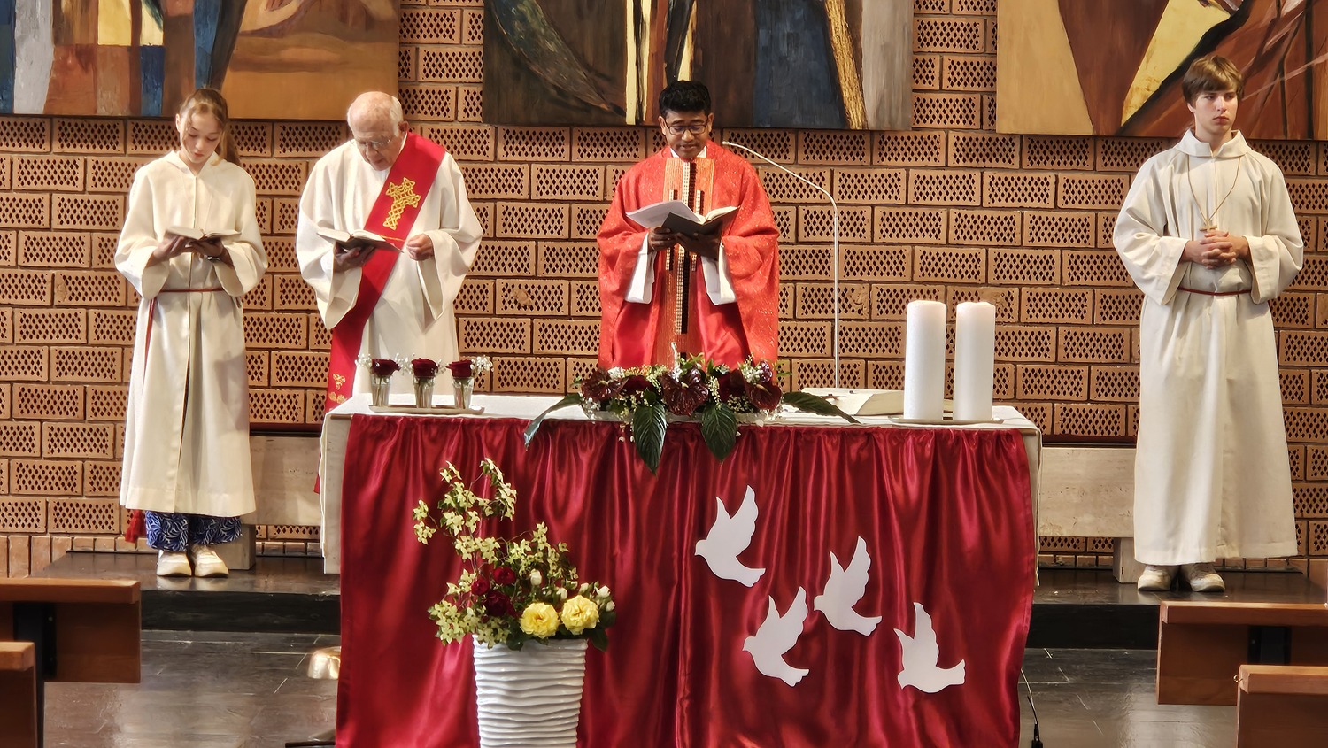 Pfingstsonntag / Nadja Hutter v.l. Ministrantin Johanna Lang, Diakon Dr. Peter Zotti, Pater Rijo, Ministrant und Lektor Lesung Alexander Hanner