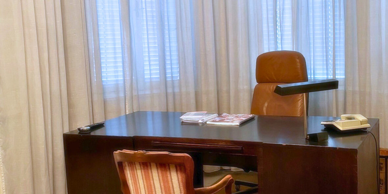 Frankls Schreibtisch mit leeren Stühlen