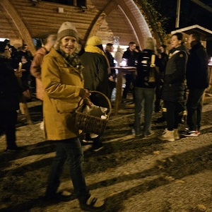 Gisi Marx (Günzl) Martinskipferl austeilen