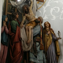 18. Station - Jesus wird vom Kreuz herabgenommen