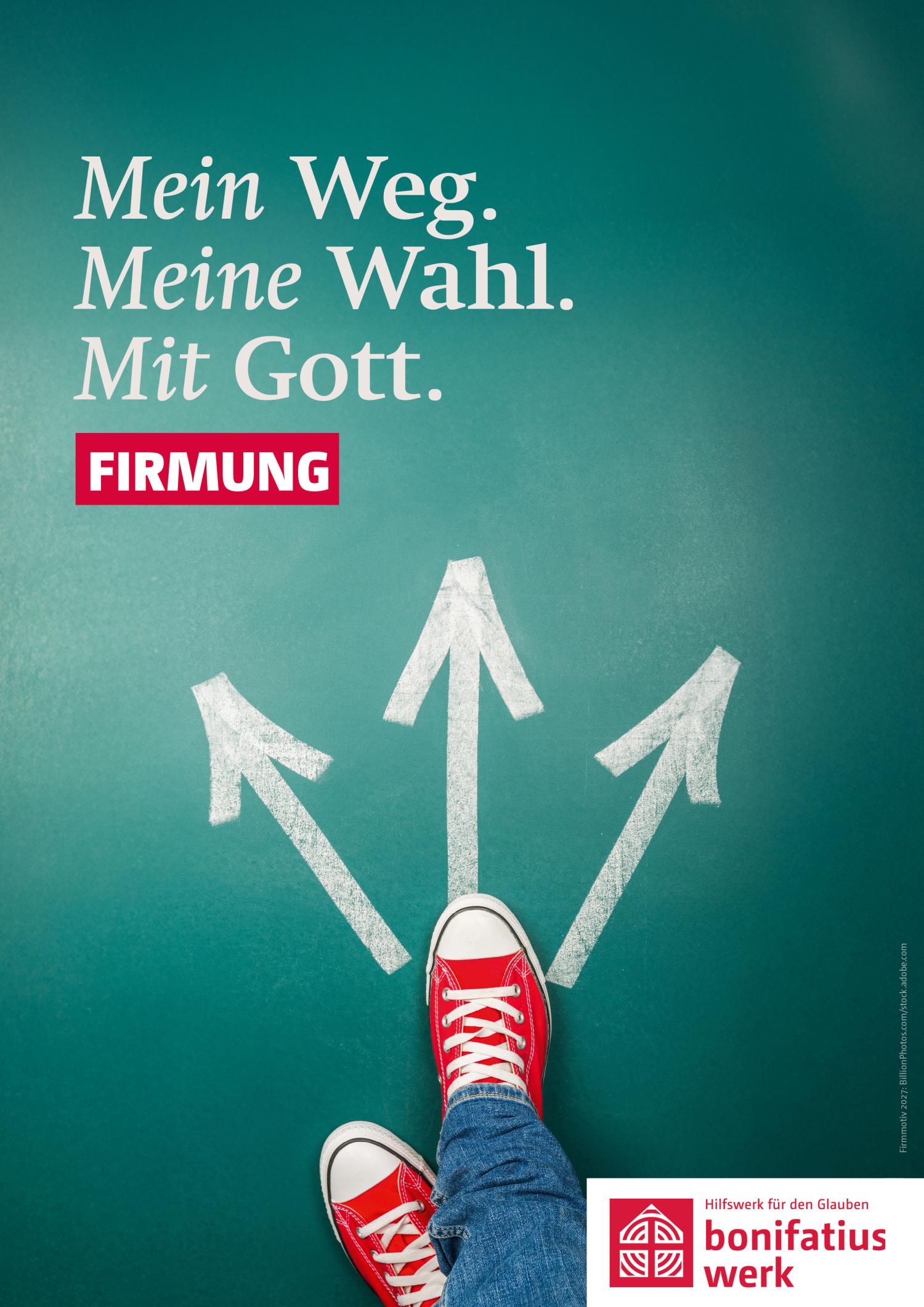Rote Sneaker vor drei weißen Pfeilen auf grünem Boden, Richtungsauswahl symbolisierend. Mottoplakat zur Firmaktion 2027