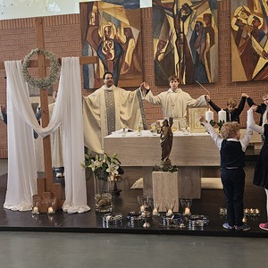 Gemeinsames Vater Unser mit Kindern