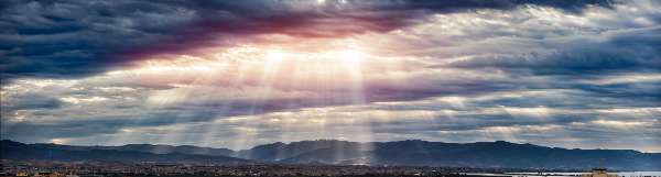 Beam of light through the clouds on the mountains - Rays of ligh / Stefano Garau