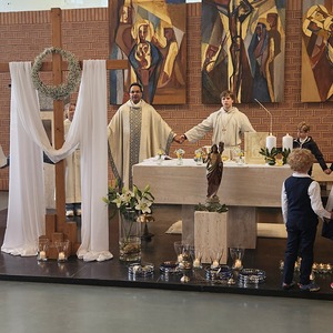 Gemeinsames Vater Unser mit Kindern