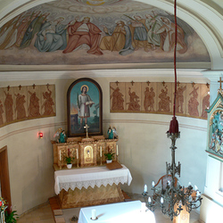 Kreuzwegstationen im vorderen Kirchenschiff