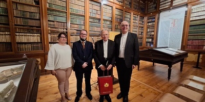 v.l.n.r.: Direktorin Dr. Krisztina Glavanics, Direktor Dr. Gábor Nemes, Altbischof Dr. Lajos Pápai und Diözesanbischof Dr. Ägidius J. Zsifkovics