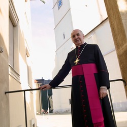 Bischof Paul Iby vor dem Martinsdom