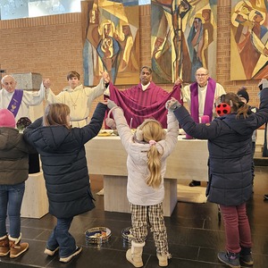 'Vater unser'  gemeinsam mit Pfarrkindern