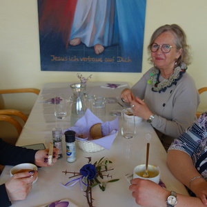 Mitarbeiterinnen: Gisi Marx (Günzl) mit Pfarrgemeinderätinnen Nadja Hutter und Elisabeth Hanner. 