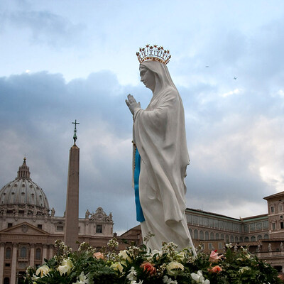Mit einem Gottesdienst im Petersdom hat Papst Benedikt XVI. am 11. Februar 2010 den Welttag der Kranken begangen.Bild: Die Statue der Madonna von Lourdes wird in einer Prozession über den Petersplatz zum Gottesdienst gebracht.