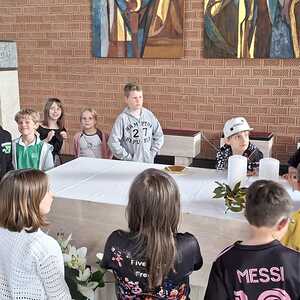 Pfarrkuratorin Gerti Ankerl erklärd den Kindern die Bedeutung von  Brot am Altar