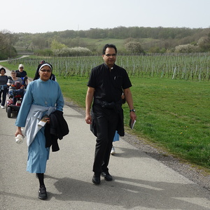 auf dem Weg - Pater Kuruvila mit Gästen                               
