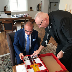Das Kreuz der Diözese Eisenstadt als Geschenk für einen besonderen Gast
