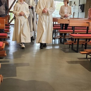 Einzug Pfarrer und Ministranten