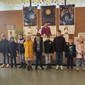 Erstkommunionkinder am Altar