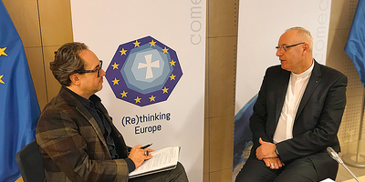Europabischof Ägidius J. Zsifkovics, im Bild zu sehen am 15. März 2019 in Brüssel (zum Zeitpunkt der damals auf Hochtouren laufenden Brexit-Gespräche) im Interview mit Dominik Orieschnig, Pressesprecher der Diözese Eisenstadt
