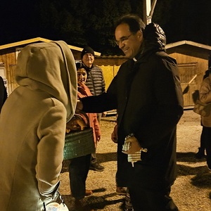 Pater Kuruvila - Martinskipferl austeilen