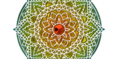 Mandala aus Mosaik, in der Mitte ein roter Kreis der als Stern ausstrahlt, Farben wechseln von rot gelb bis in grün blau