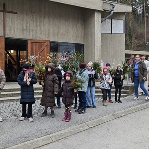 Erstkommunionkinder mit Palmbuschen