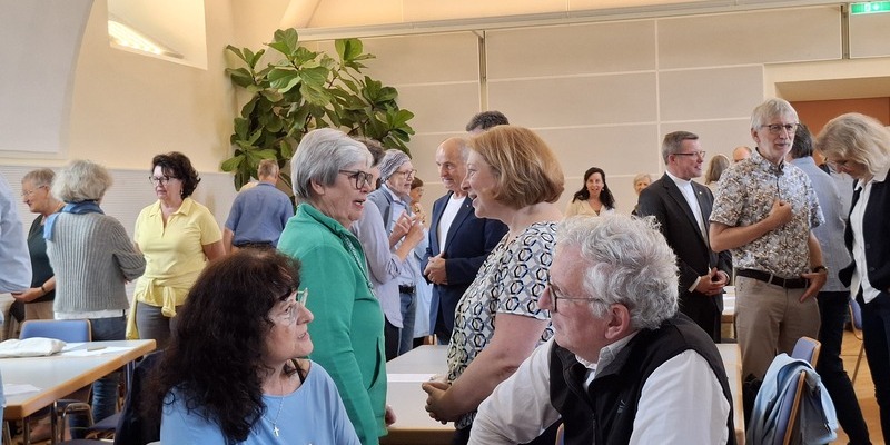 Unterschiedliche Menschen im Gespräch