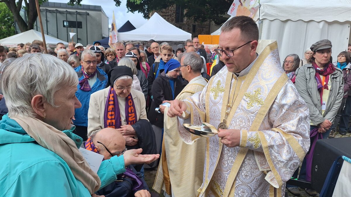 Bischof Hruza bei einem der Gottesdienste mit Familien der Kriegsopfer