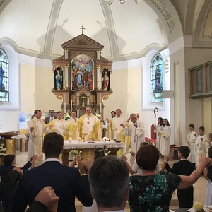 In ihrer nach 200 Jahren endlich geweihten, wunderschön renovierten Kirche versammeln sich die Stinatzer Gläubigen um den neu geweihten Altar mit dem Leib Christi - und um ihren Bischof, der ihnen diesen einmaligen Festtag ermöglichte.