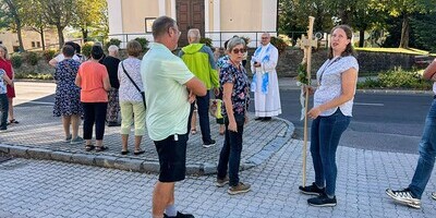 Warum stehen Sonntagnachmittag so viele bei der Kirche?  Hab ich etwas versäumt?
