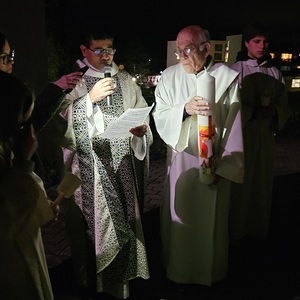 Feuerweihe vor der Kirche
