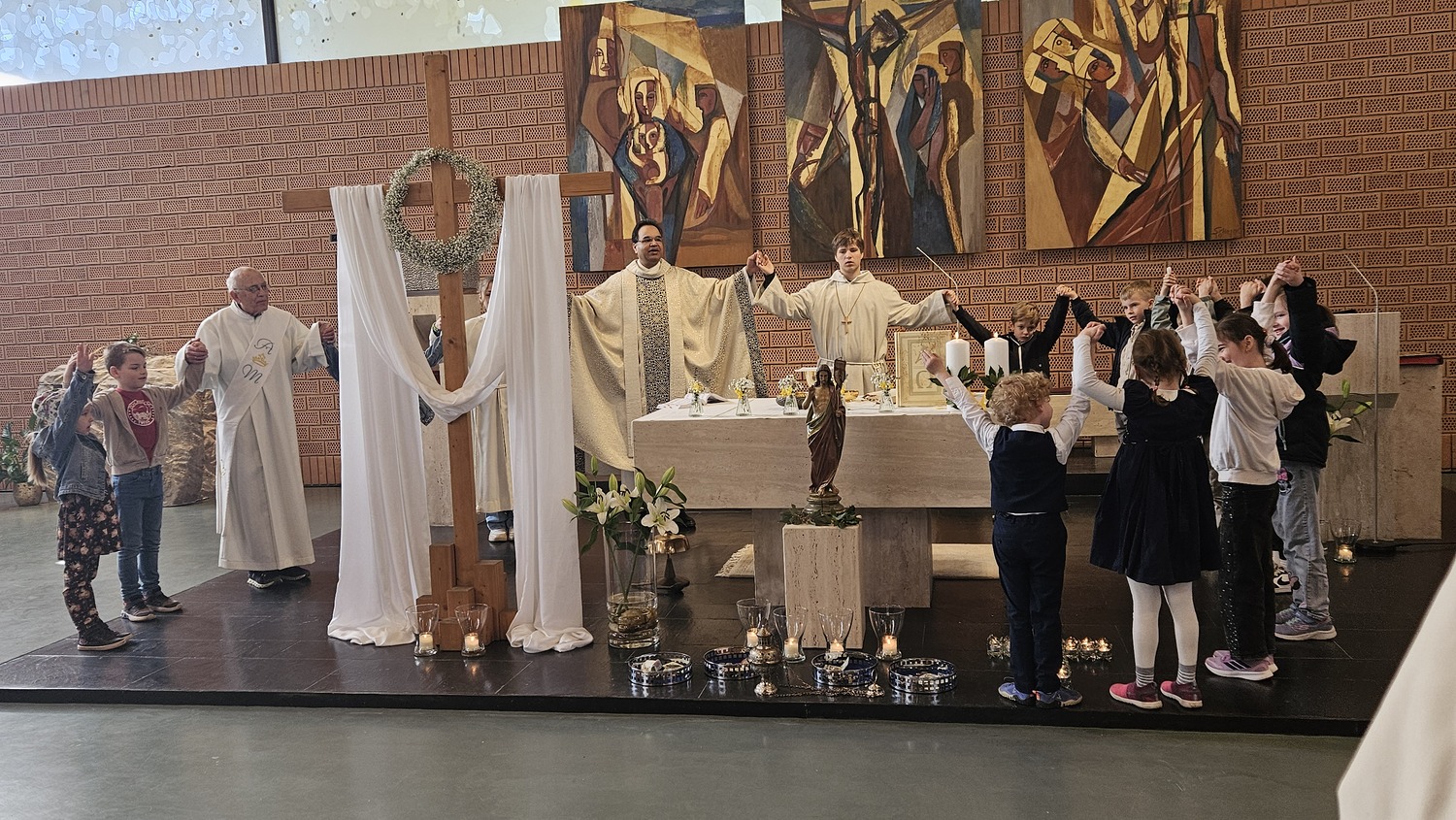 Gemeinsames Vater Unser mit Kindern