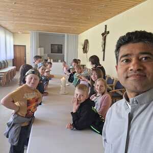 Pater Rijo (im Vordergrund) im Kommunikationsraum