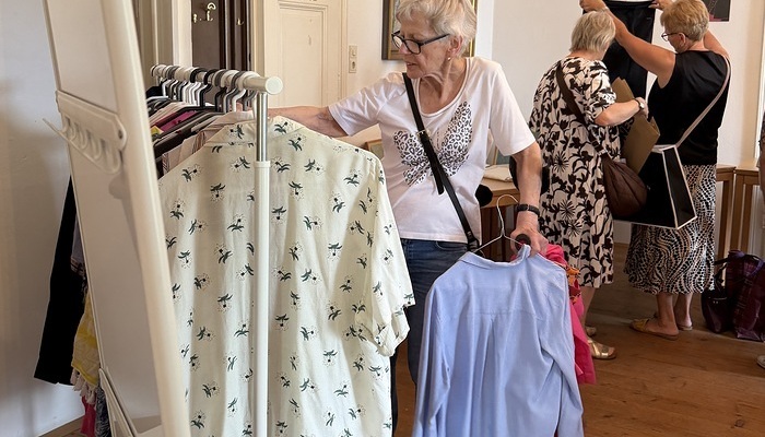Wer auf Second-Hand-Mode setzt, schont Ressourcen und wirkt den negativen Folgen von Fast Fashion aktiv entgegen.