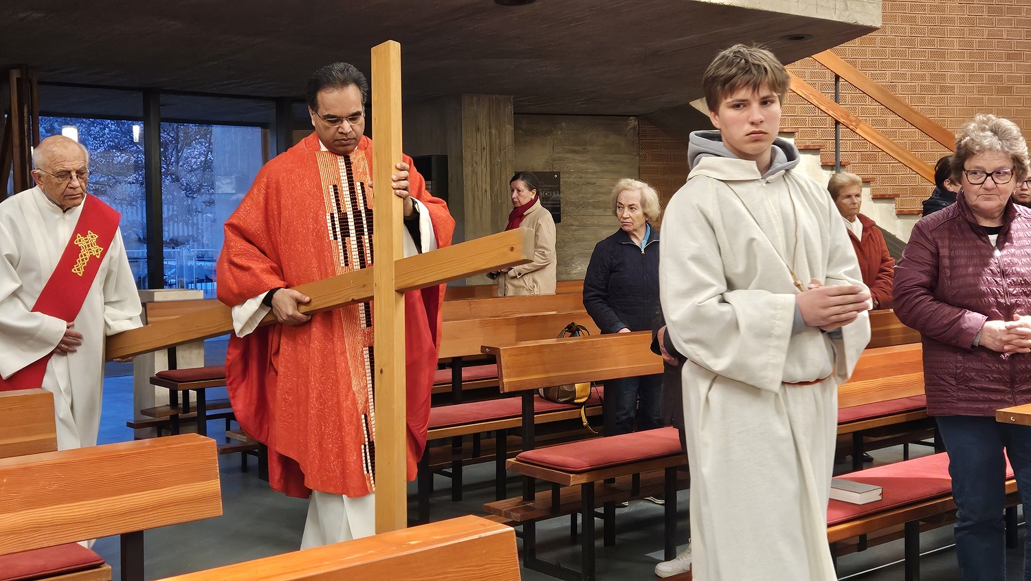 Pater Kuruvila - Einzug mit Kreuz