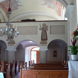 Das hintere Kirchenschiff mit Blick auf die Empore