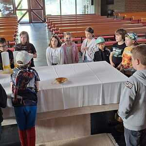 Pfarrkuratorin Gerti Ankerl erklärd den Kindern die Bedeutung von  Brot am Altar