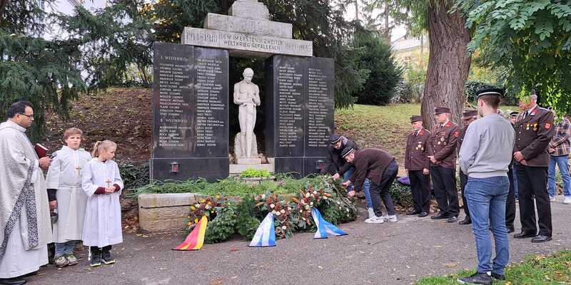 Nationalfeiertag / Gerti Ankerl Kriegerdenkmal