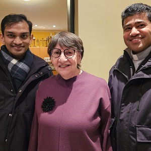 Pater Dennis, Pfarrkuratorin Gerti Ankerl und Pater Rijo