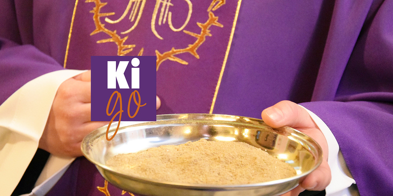 Ein Priester hält eine Schale mit Asche.