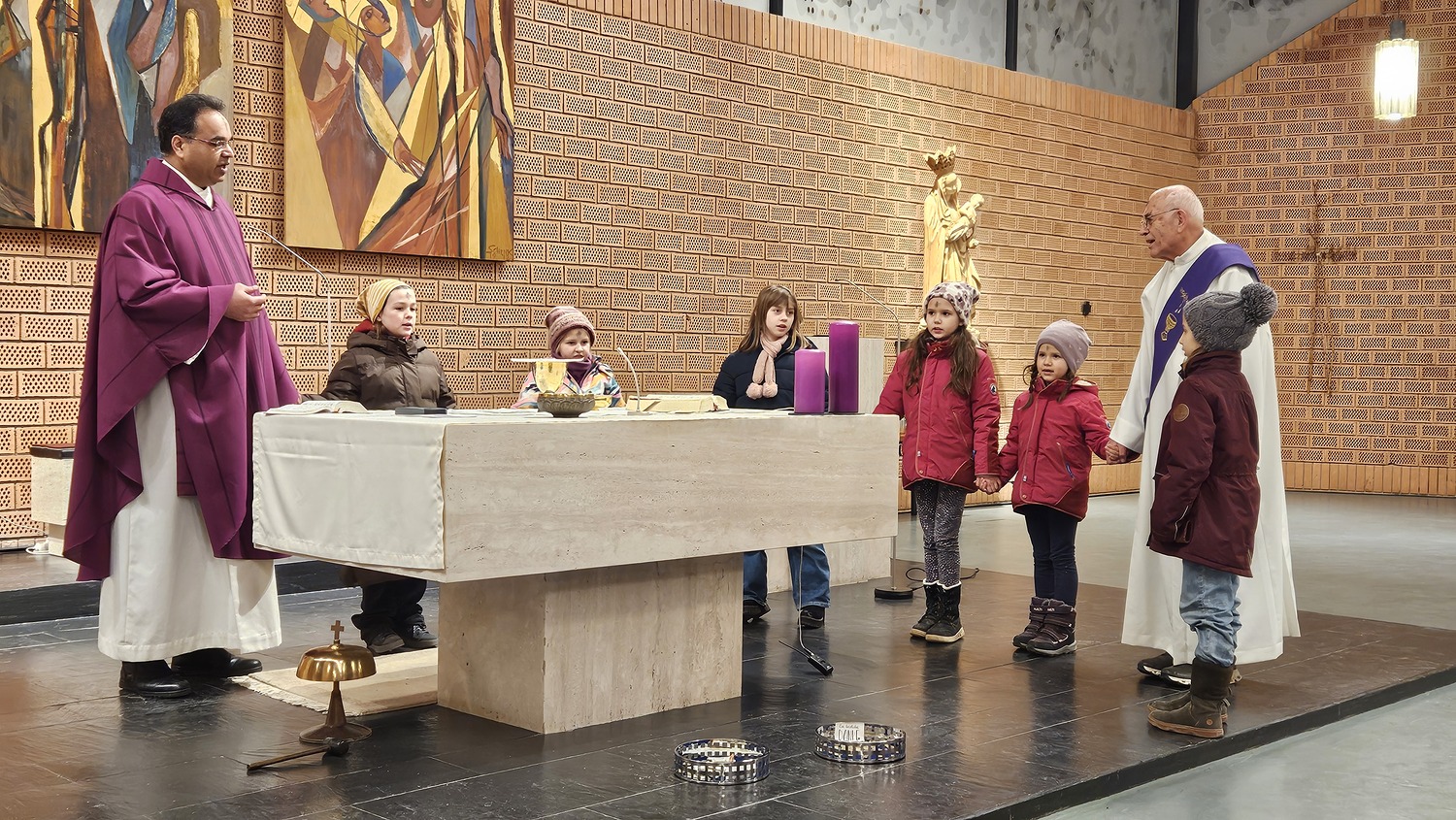 gemeinsames Vater Unser mit den Erstkommunionkindern