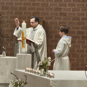 Pater Kuruvila und Ministrant Alexander Hanner am Taufbecken