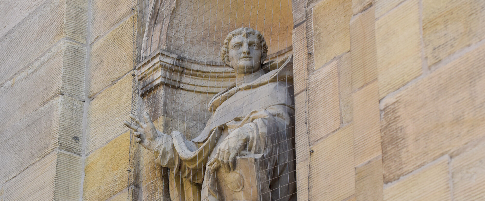 Statue von Thomas von Aquin an der Außenfassade der Dominikanerkirche in Münster am 27. Oktober 2015.