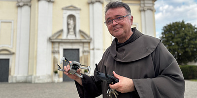 P. Thomas Lackner mit einer Drohne.