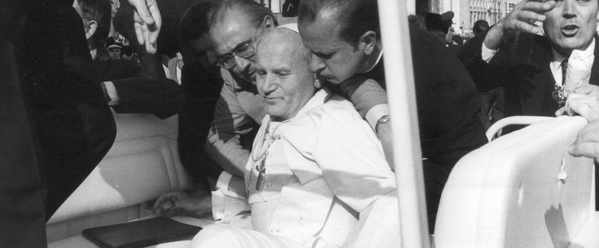 Attentat auf Papst Johannes Paul II. durch den türkischen Terroristen Mehmet Ali Agca auf dem Petersplatz im Vatikan am 13. Mai 1981.
