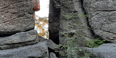 offene Felsformation mit Blick auf den Himmel, goldenes Licht schimmert