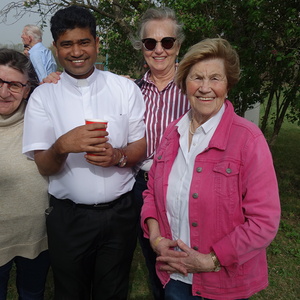 v.l. Gerti Ankerl, Pater Rijo, Gisi und Anna                               