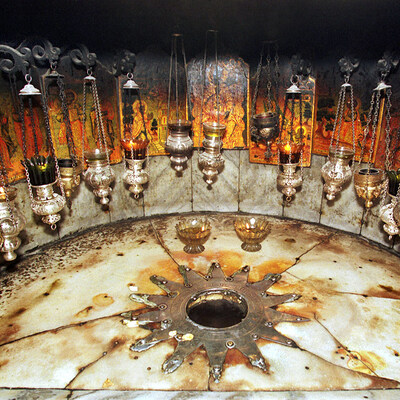 Unter dem Altar in der Geburtsgrotte unter der Geburtskirche in Betlehem ist ein silberner Stern in den Marmorboden eingelassen, mit der Inschrift: Hic de Virgine Maria Jesus Christus natus est.