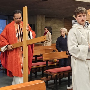 Pater Kuruvila - Einzug mit Kreuz