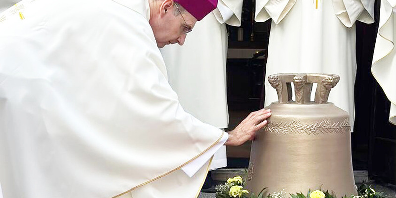 Generalvikar Michael Wüger weiht die neue Glocke in St. Michael.