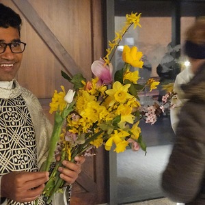 Blumenübergabe Pater Rijo